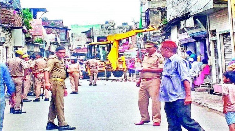 Agra: Bulldozers on illegal constructions built within 100 meters of Taj Mahal, ASI took action