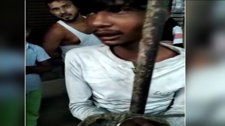 Agra News: On suspicion of theft, a young man was tied to a tinshed pole, then brutally beaten up