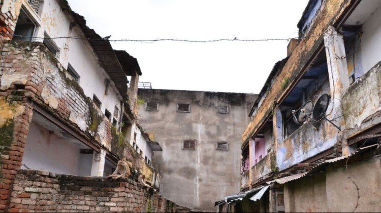 Agra News: There are more dilapidated buildings in Tajnagri than Lucknow, don't become the reason for the accident