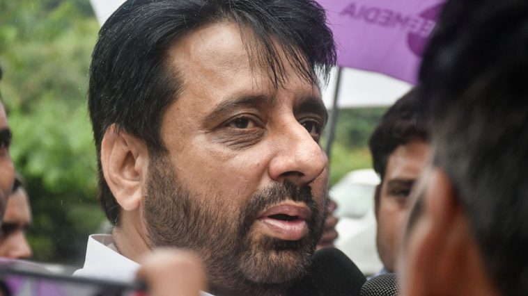 Amanatullah Khan |  Amanatullah Khan kept money and weapons in my house, reveals AAP MLA's aide.  Navabharat