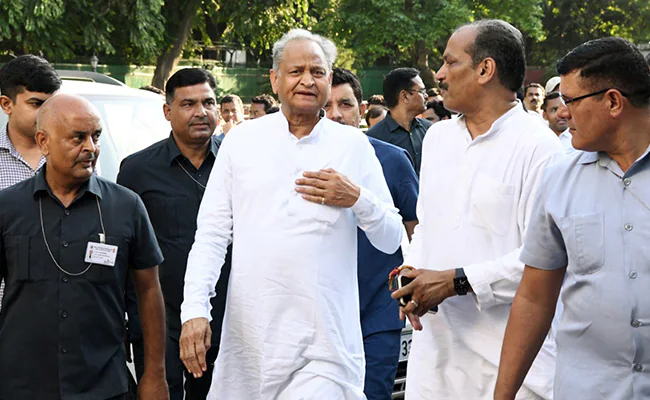 अशोक गहलोत और शशि थरूर कांग्रेस के अध्यक्ष पद की रेस में शामिल! 10 बातें