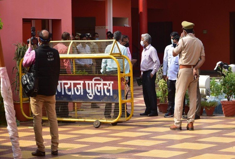 Baghambari Math: Cash from Mahant Narendra Giri's room, two gold, 17 silver bricks found along with jewelery