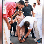 Bharat Jodo Yatra |  Rahul Gandhi's picture went viral during 'Bharat Jodo Yatra', the little girl wore sandals and... |  Navabharat