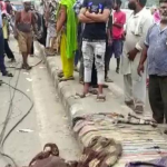 Bhardhav Truckne Banana Motha Ambush, Pavementvar Jhopellya Lokana Chirdalam;  Chowghani Gamawale Pran