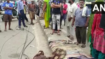 Bhardhav Truckne Banana Motha Ambush, Pavementvar Jhopellya Lokana Chirdalam;  Chowghani Gamawale Pran