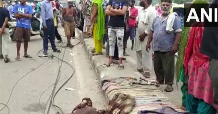 Bhardhav Truckne Banana Motha Ambush, Pavementvar Jhopellya Lokana Chirdalam;  Chowghani Gamawale Pran