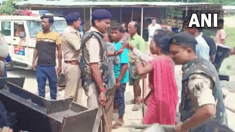 Bihar |  After the death of the liquor smuggler, villagers attacked the police station, 7 policemen were injured.  Navabharat
