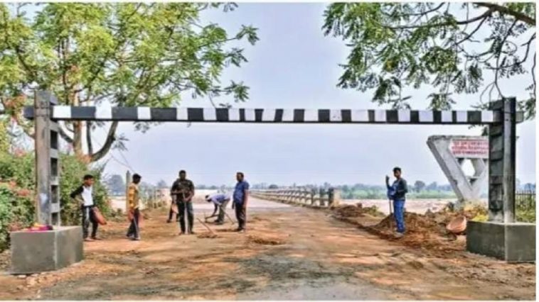 Bridge |  New bridge built with high level technology, the governments of Maharashtra and Madhya Pradesh should protect the dying Bawanthadi river.  Navabharat