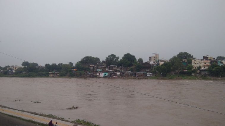 Dhulia News |  People are facing problems due to heavy rains, requested to drain water from the Municipal Corporation.  Navabharat