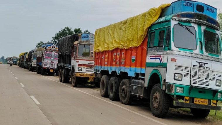Gondia News |  Line of trucks on Goregaon-Kohmara National Highway, problem in emptying goods in APMC Godown.  Navabharat