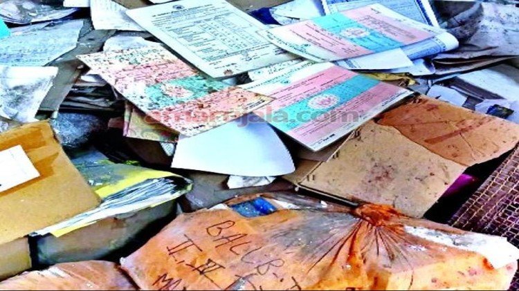Gross negligence in the university: Marksheets and degrees are lying in the garbage of the examination department, people spitting