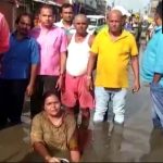 Jharkhand News |  Jharkhand: Demand for road repair, Congress MLA satyagraha sitting in water - Video |  Navabharat