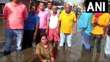 Jharkhand News |  Jharkhand: Demand for road repair, Congress MLA satyagraha sitting in water - Video |  Navabharat