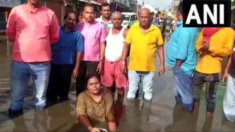 Jharkhand News |  Jharkhand: Demand for road repair, Congress MLA satyagraha sitting in water - Video |  Navabharat