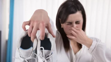 Life hacks : जूते की बदबू से हो गई हैं परेशान तो इन घरेलू उपायों का करें इस्तेामल, यहां जानिए तरीका