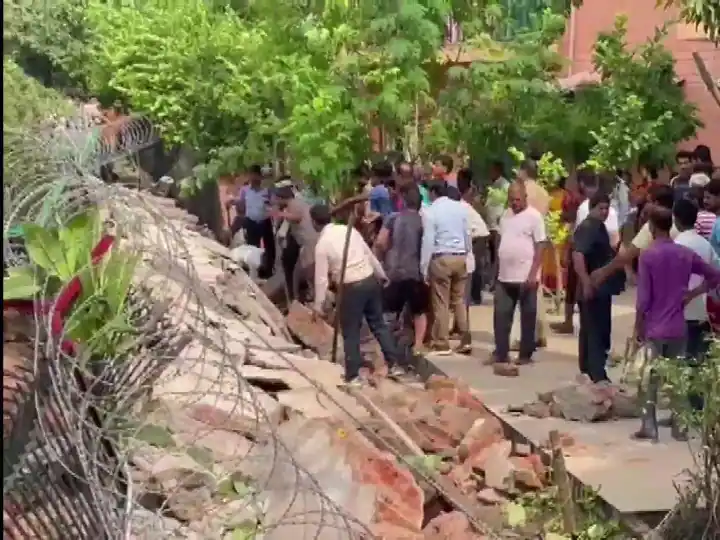 Noida Wall Collapsed: Major accident in Noida, 4 people died due to wall collapse in Sector-21