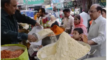 'Pakistan's flour is wet in inflation and pauper', flour is getting 125 rupees a kg in Karachi