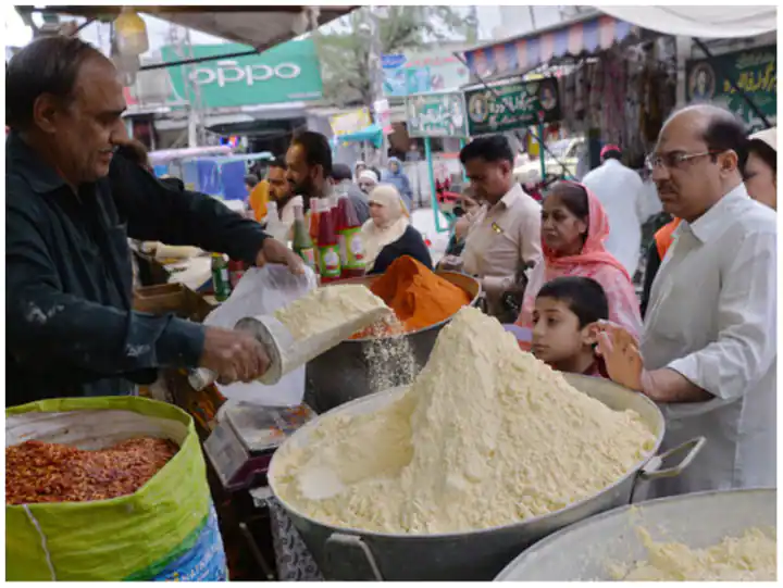 'Pakistan's flour is wet in inflation and pauper', flour is getting 125 rupees a kg in Karachi