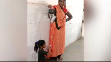 MP में स्वास्थ्य व्यवस्था की पोल खोलती तस्वीर, बच्ची को फर्श पर बैठाकर मां ने चढ़ाया ब्लड