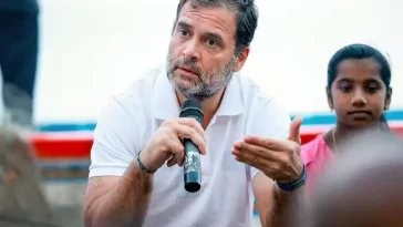 Rahul Gandhi was seen driving the boat, you also see the speed of the rudder