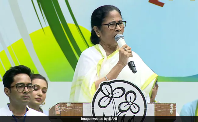 "The game of hide and seek won't work": Congress 'war' on Mamata Banerjee for 'praising' PM Modi