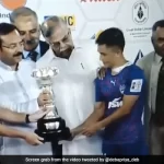 Video: मंच पर फोटो खिंचवाने के लिए राज्यपाल ने Sunil Chhetri को किया साइड, भड़के फैन्स