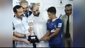Video: मंच पर फोटो खिंचवाने के लिए राज्यपाल ने Sunil Chhetri को किया साइड, भड़के फैन्स