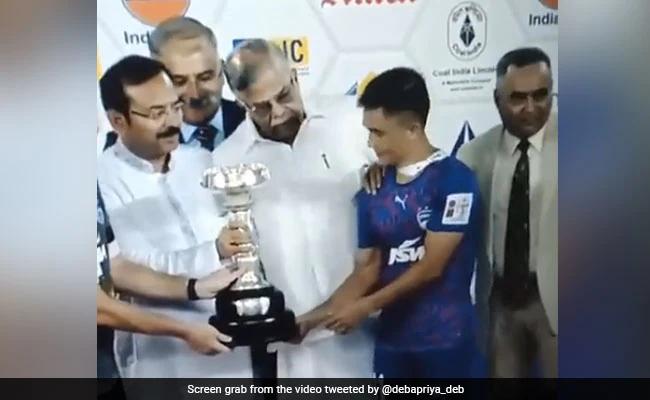 Video: मंच पर फोटो खिंचवाने के लिए राज्यपाल ने Sunil Chhetri को किया साइड, भड़के फैन्स