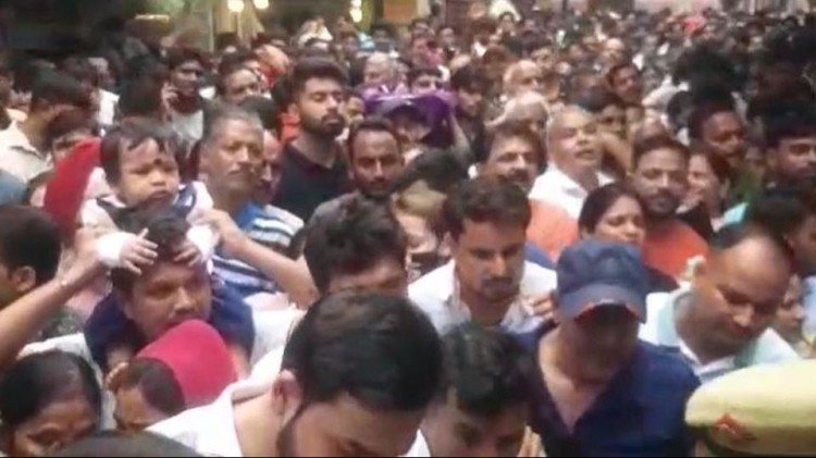 Vrindavan: Crowd control arrangements failed in Thakur Banke Bihari temple, devotees upset