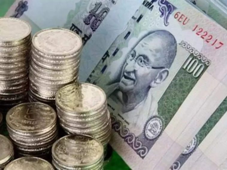Waste samjoon kacharyachya dubyat fekarar, mere tya ek kagdachya tukdayane palatalam mahilechan nasheeb